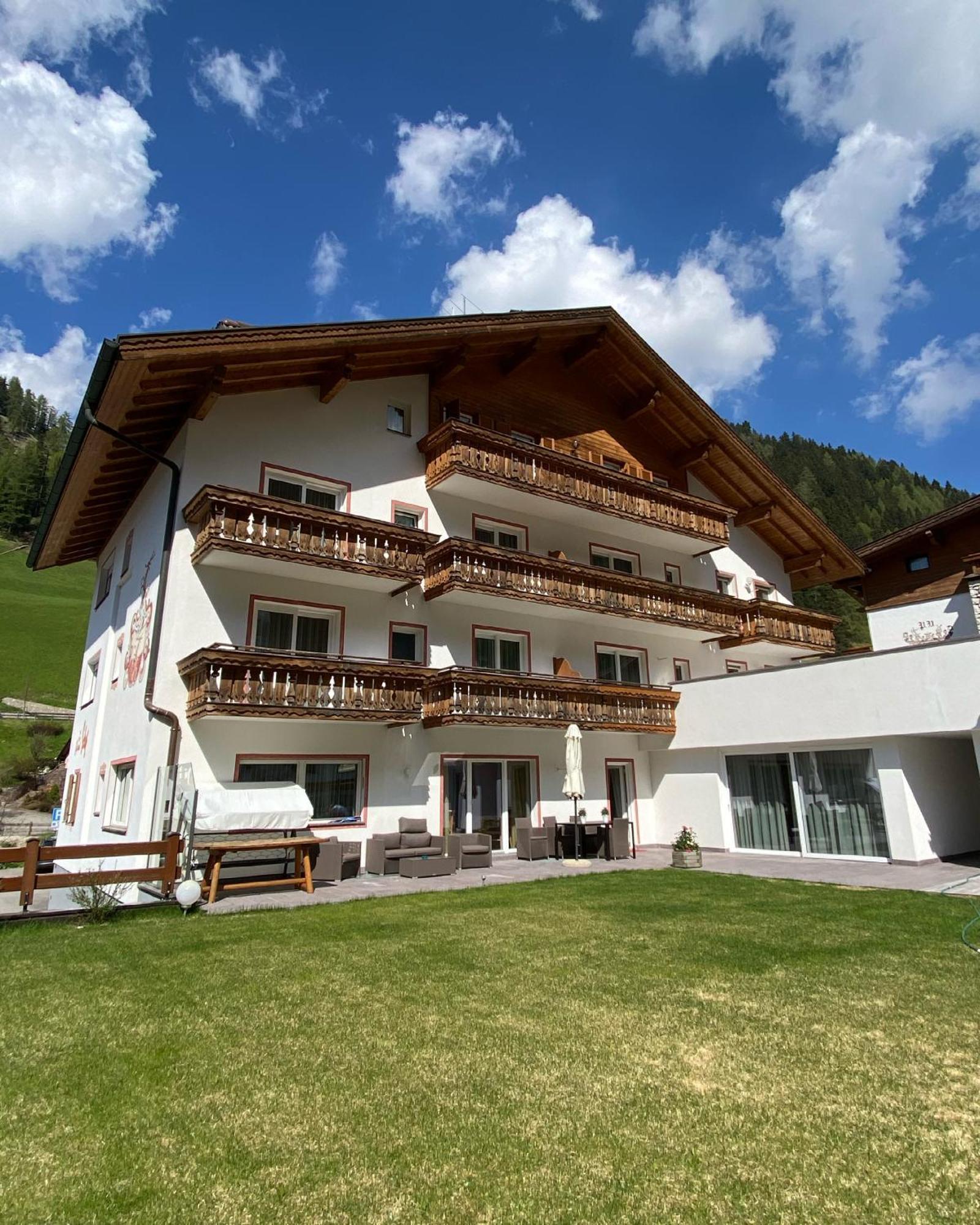 Garni B&B Schenk セルヴァ・ディ・ヴァル・ガルデーナ エクステリア 写真